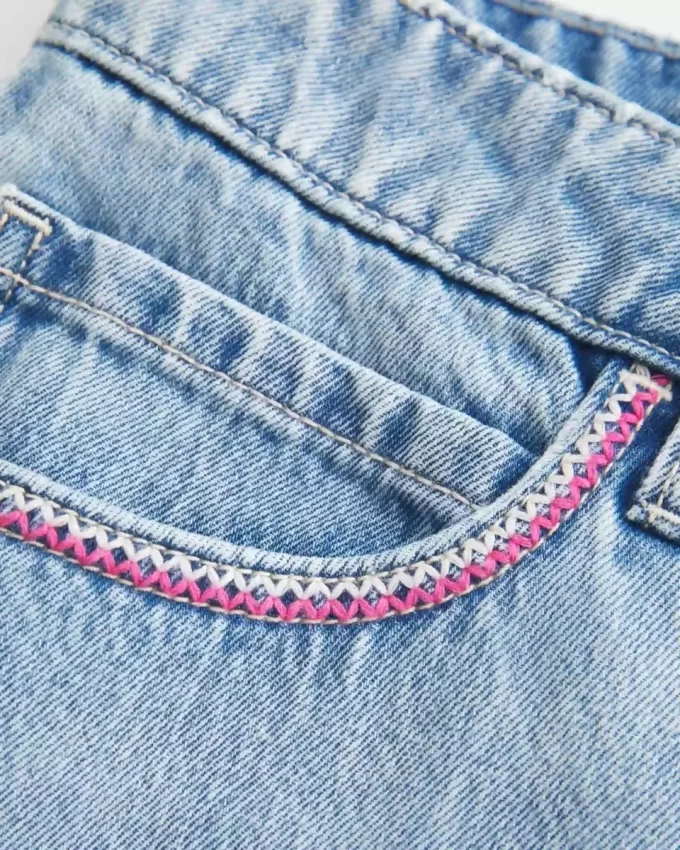 Düşük Bel Pembe İşlemeli Açık Yıkama Kot Mini Etek Düşük Bel Pembe İşlemeli Açık Yıkama Kot Mini Etek