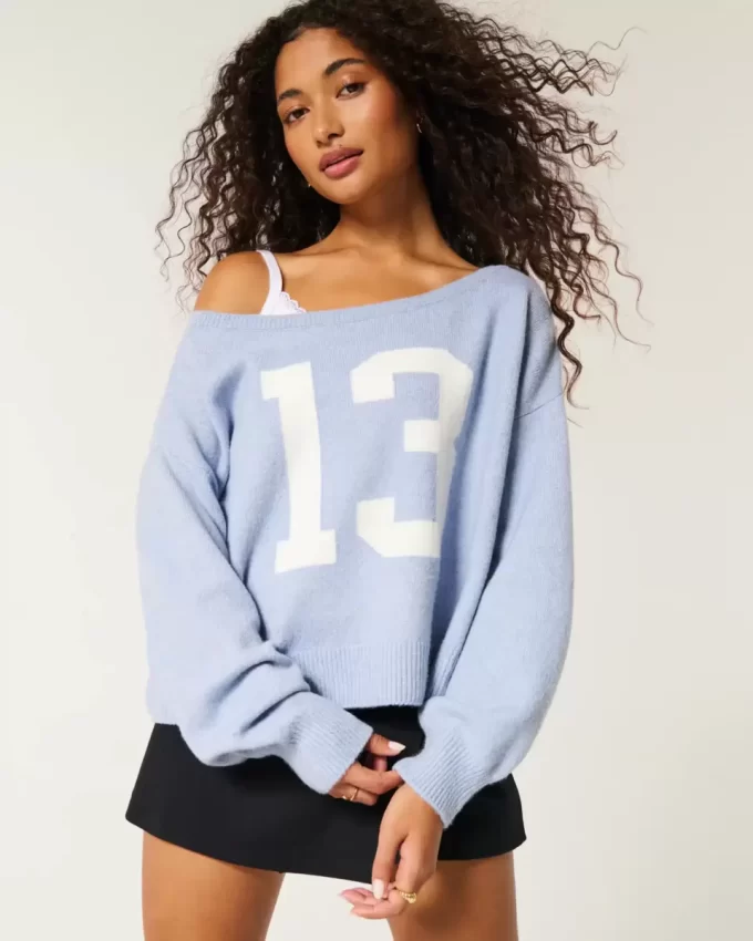 Hollister Comfy Cloud Easy Omuzdan Bağlamalı Numaralı Grafik Kazak Hollister Comfy Cloud Easy Omuzdan Bağlamalı Numaralı Grafik Kazak