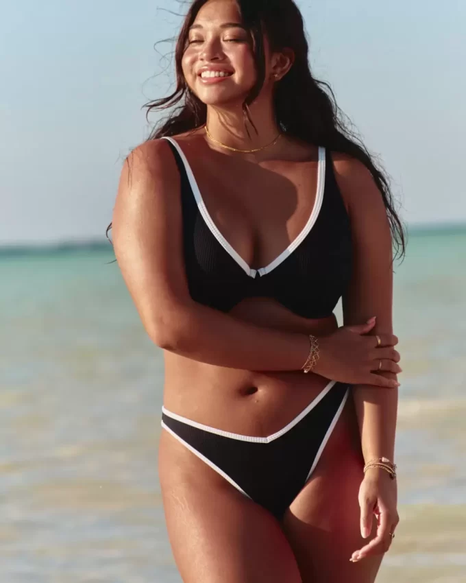 Kaburgalı Yüksek Paça V Bel En Şık Bikini Altı Kaburgalı Yüksek Paça V Bel En Şık Bikini Altı