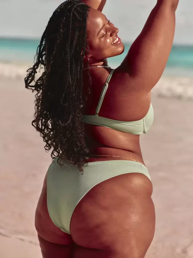 Kaburgalı Yüksek Paçalı En Şımarık Bikini Altı Kaburgalı Yüksek Paçalı En Şımarık Bikini Altı