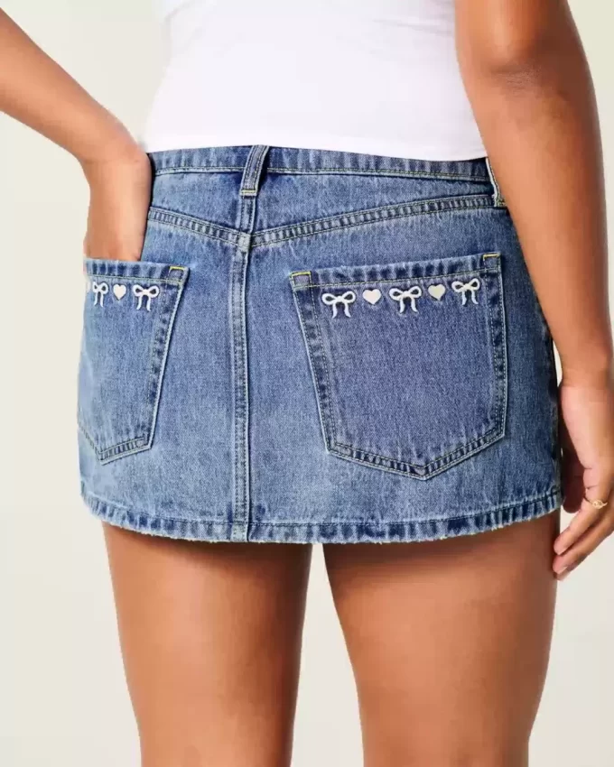 Kıvrımlı Düşük Bel İşlemeli Fiyonklu Kot Mini Etek