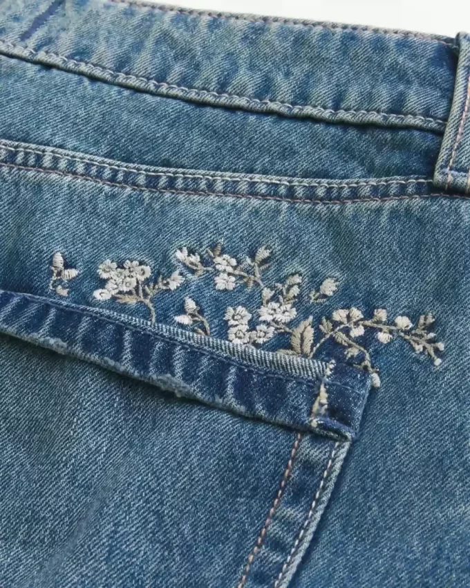 Orta Yıkama İşlemeli Kot Mini Etek Orta Yıkama İşlemeli Kot Mini Etek